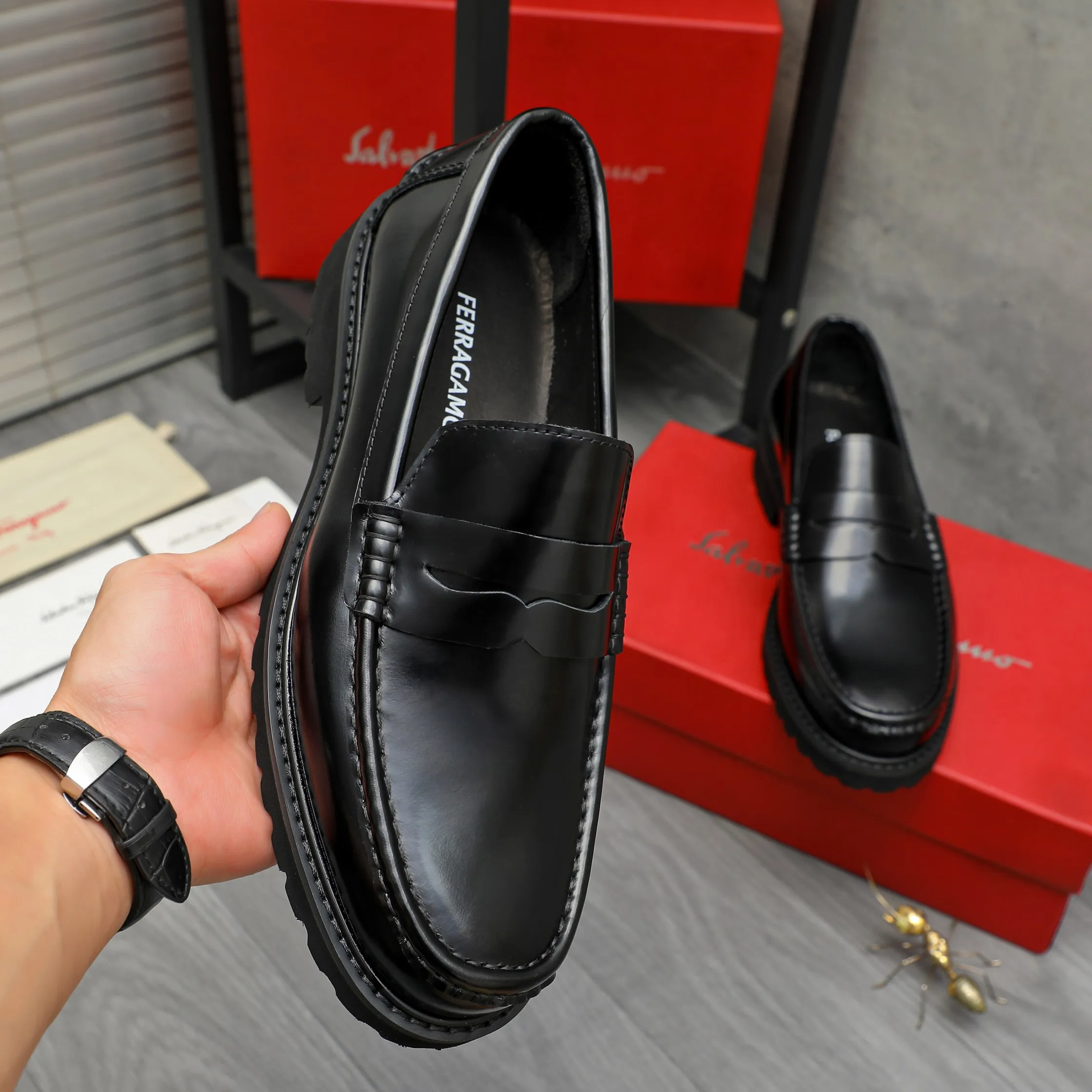 Men's shoes 💰442 Product trademark: Ferragamo "Ferragamo" business formal leather shoes Regular size: 38-46 (45.46 custom-made and non-returnable) Product materials: Selected pearlescent cowhide upper, cowhide lining, non-slip rubber outsole